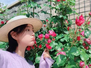 张馨予文艺清新嗅花照图片_3