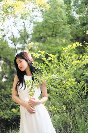 赵露思甜美温婉白裙写真图片