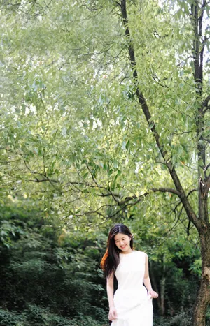 赵露思甜美温婉白裙写真图片