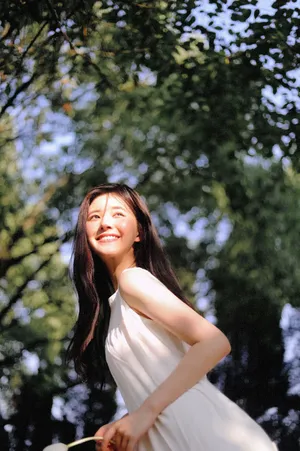 赵露思甜美温婉白裙写真图片_6