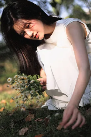 赵露思甜美温婉白裙写真图片_10