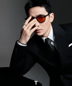 朱一龙干练短发魅力熟男写真图片_12