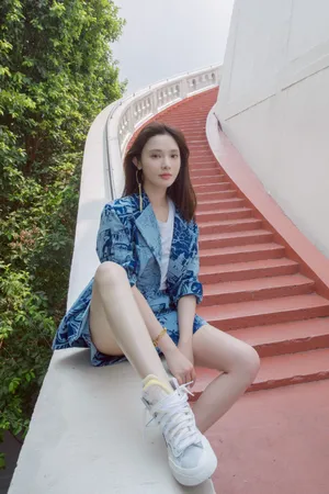 彭小苒清爽蓝色套装写真图片