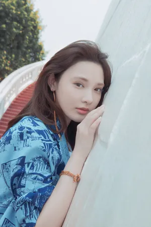 彭小苒清爽蓝色套装写真图片_3