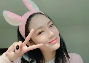曾可妮俏皮可爱自拍照图片_1