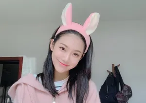 曾可妮俏皮可爱自拍照图片_3