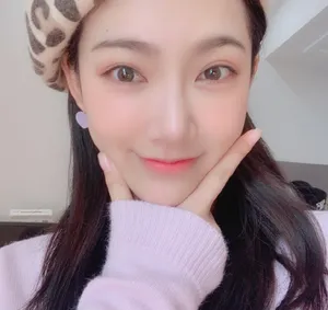 曾可妮粉嫩甜美自拍照图片