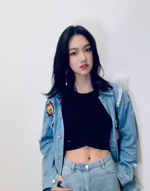 曾可妮牛仔吊带衫诱人写真