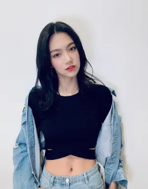 曾可妮牛仔吊带衫诱人写真_3