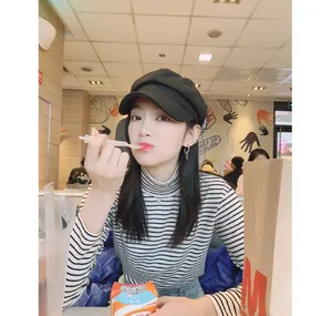 曾可妮黑色贝雷帽甜美照片_3