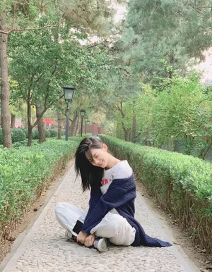 曾可妮甜美户外写真照图片