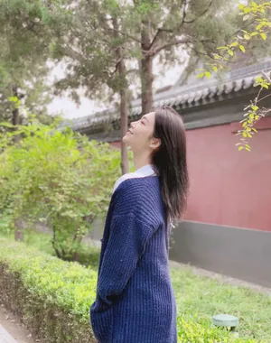 曾可妮甜美户外写真照图片_2