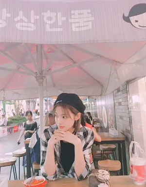 曾可妮休闲风甜美街拍图片
