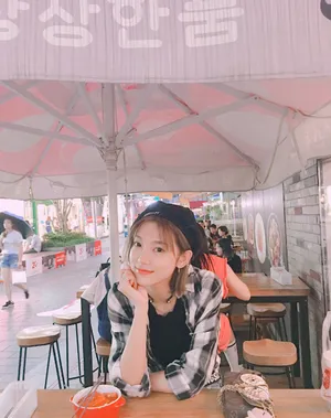曾可妮休闲风甜美街拍图片_3