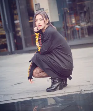 曾可妮黑丝网袜性感街拍图片_1