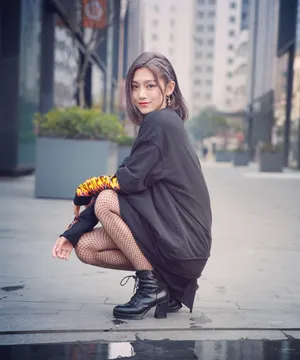 曾可妮黑丝网袜性感街拍图片_5