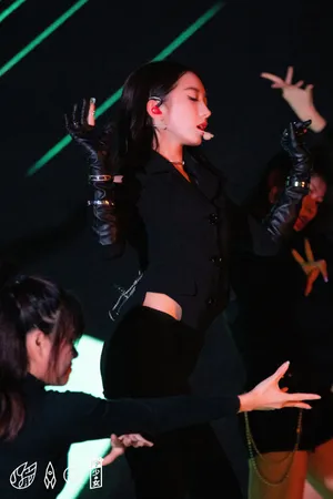 孟美岐眼神杀酷美舞台照图片