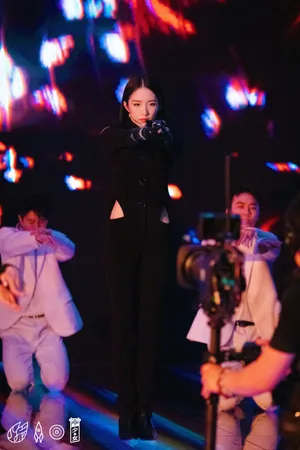 孟美岐眼神杀酷美舞台照图片_3