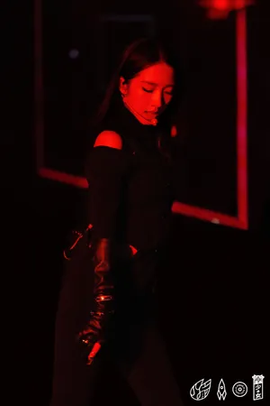 孟美岐眼神杀酷美舞台照图片_4