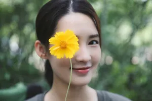 李沁母亲节甜美写真图片
