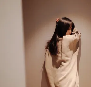 谭松韵俏皮光影私服照图片