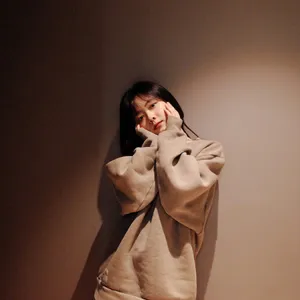 谭松韵俏皮光影私服照图片_3