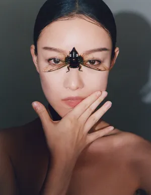 倪妮酷飒黑长直写真图片_3