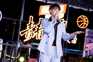 黄子韬水蓝深v西装帅气写真_4