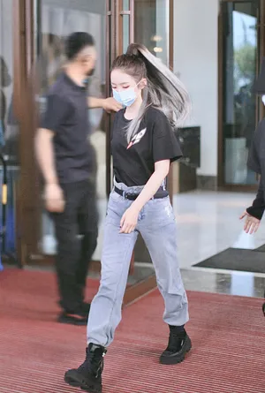 孟美岐银发高马尾酷飒街拍图片_2