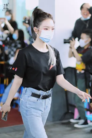 孟美岐银发高马尾酷飒街拍图片_4
