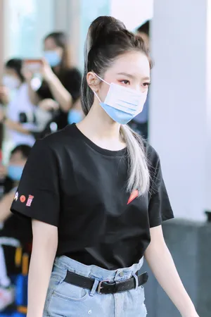 孟美岐银发高马尾酷飒街拍图片_5