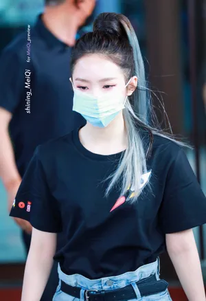 孟美岐银发高马尾酷飒街拍图片_8