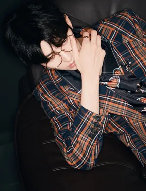 蔡徐坤英伦格子西服帅气写真_4
