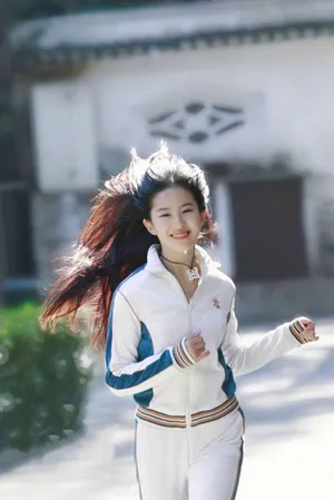 刘亦菲运动风街拍旧照图片_8