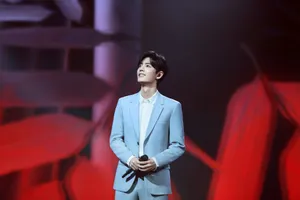 肖战蓝色西服帅气活动照图片_2