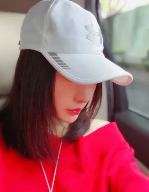柳岩红衣优雅俏皮自拍图片_2