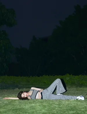 宋妍霏格纹吊带性感写真图片_3