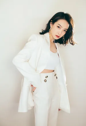宋茜纯白西装时尚写真图片