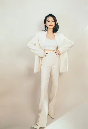 宋茜纯白西装时尚写真图片_5