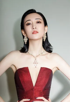 王鸥性感深V红裙靓丽写真图片_4