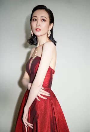王鸥性感深V红裙靓丽写真图片_5
