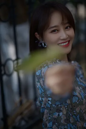蓝盈莹蝴蝶裙性感优雅写真图片_3