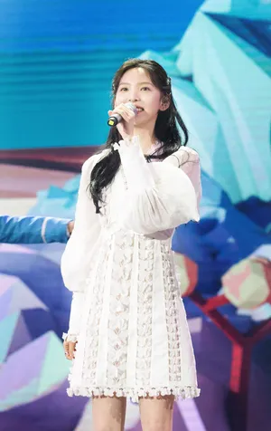 章若楠甜美养眼写真图片