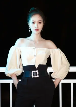 蓝盈莹一字肩性感优雅写真图片