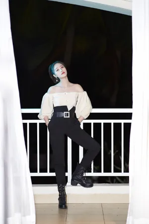 蓝盈莹一字肩性感优雅写真图片_2