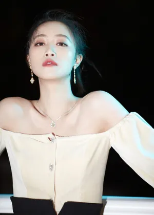 蓝盈莹一字肩性感优雅写真图片_8