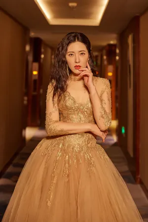 曾黎金丝裸色纱裙性感优雅写真图片_6