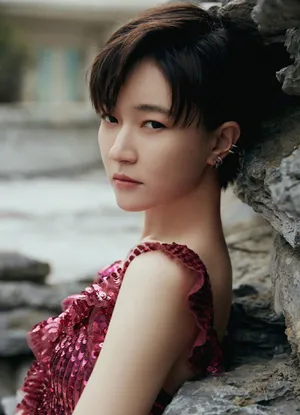 焦俊艳人鱼亮片短裙性感写真图片_5
