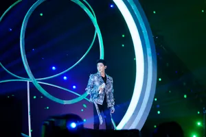 王源牛仔印花夹克帅气写真图片_2