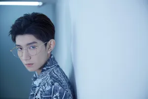 王源牛仔印花夹克帅气写真图片_4
